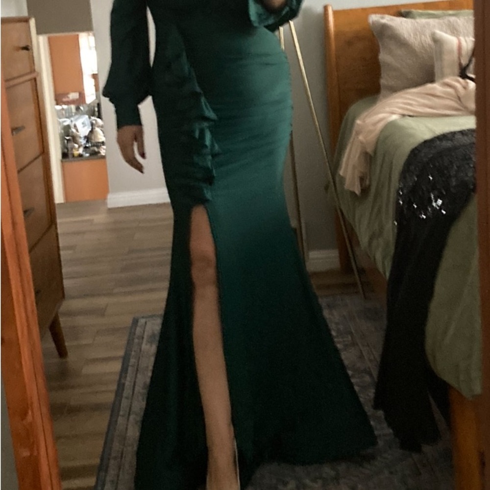 Elegant Green Evening Gown - Picture 2 of 8